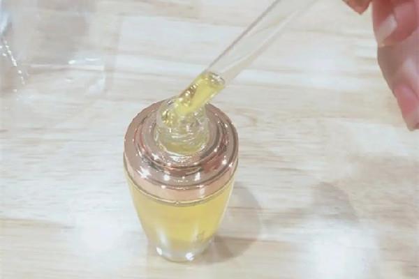 山茶花精油有涂抹烫伤的作用吗 山茶花精油可以抹头发吗