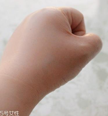 雅诗兰黛精华液的正确使用方法 雅诗兰黛精华液的正确使用方法