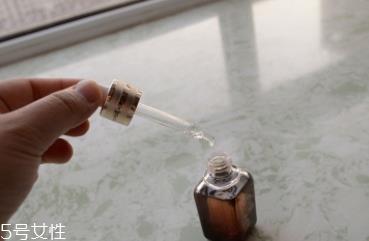 雅诗兰黛精华液的正确使用方法 雅诗兰黛精华液的正确使用方法