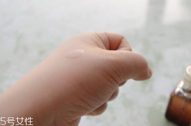 雅诗兰黛精华液的正确使用方法 雅诗兰黛精华液的正确使用方法