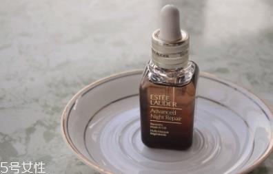 雅诗兰黛精华液的正确使用方法 雅诗兰黛精华液的正确使用方法