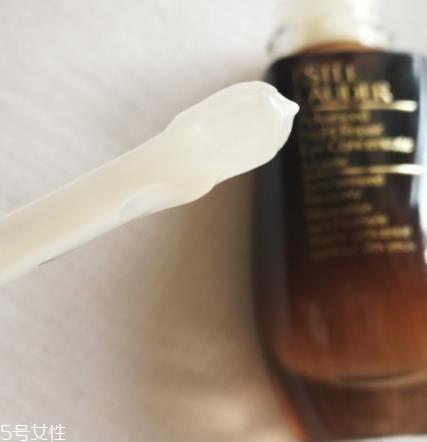 雅诗兰黛精华液的正确使用方法 雅诗兰黛精华液的正确使用方法