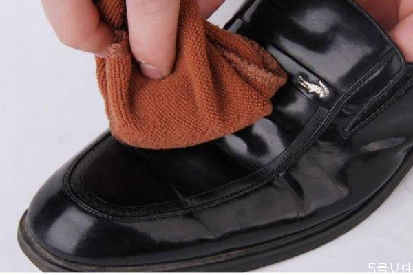 皮鞋有什么缺点吗 皮鞋可以水洗吗 皮鞋有什么缺点吗 皮鞋可以水洗吗
