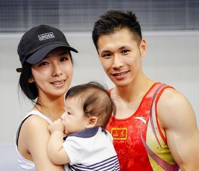 女富豪倒追奥运冠军3年,曾包下商场大屏幕求婚,抱娃举办婚礼