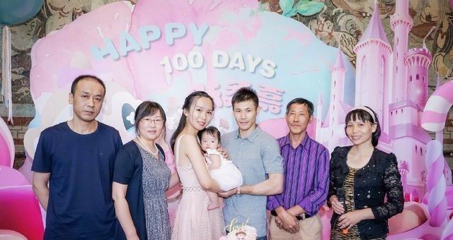 女富豪倒追奥运冠军3年,曾包下商场大屏幕求婚,抱娃举办婚礼