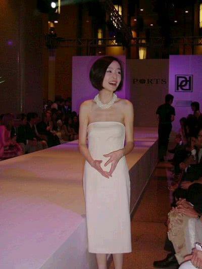 终于知道46岁的鲁豫结婚十几年不生孩子,每个女人背后都有心酸