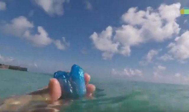 女子海边意外捡到心形石头,谁料竟是这种好东西