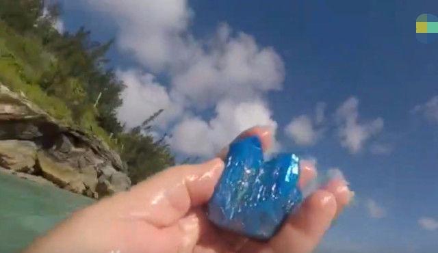 女子海边意外捡到心形石头,谁料竟是这种好东西