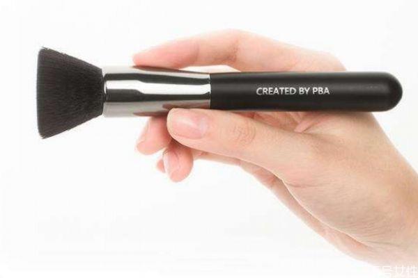 散粉刷怎么使用 正确使用刷子上散粉 散粉刷怎么使用 正确使用刷子上散粉