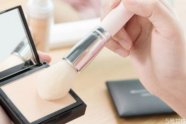 散粉刷怎么使用 正确使用刷子上散粉 散粉刷怎么使用 正确使用刷子上散粉