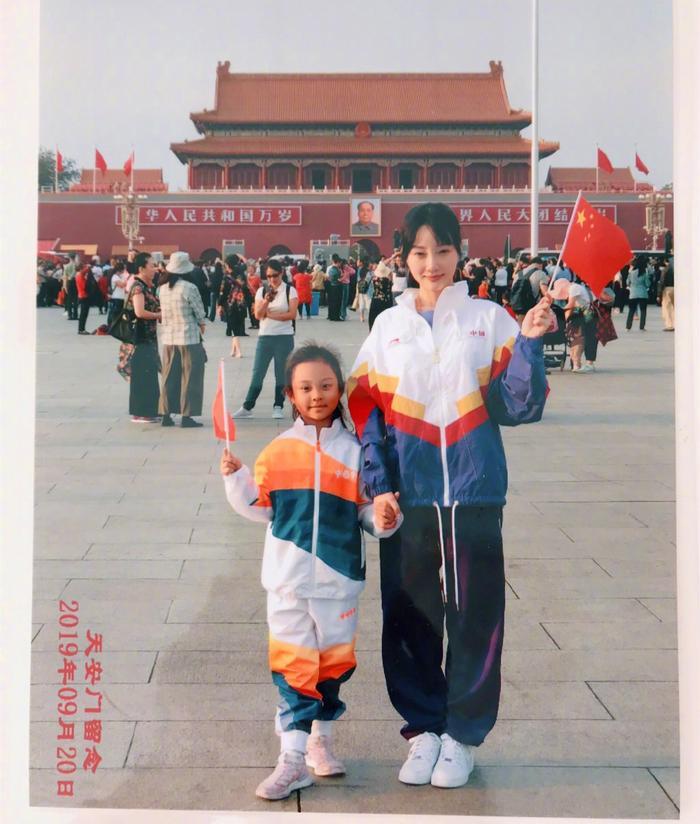 李小璐生日遇上国庆，和甜馨在天安门前合影，贾乃亮没任何表示！