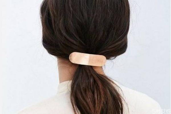 染发盖白发先染哪里 盖白发的打底染发技巧 染发盖白发先染哪里 盖白发的打底染发技巧