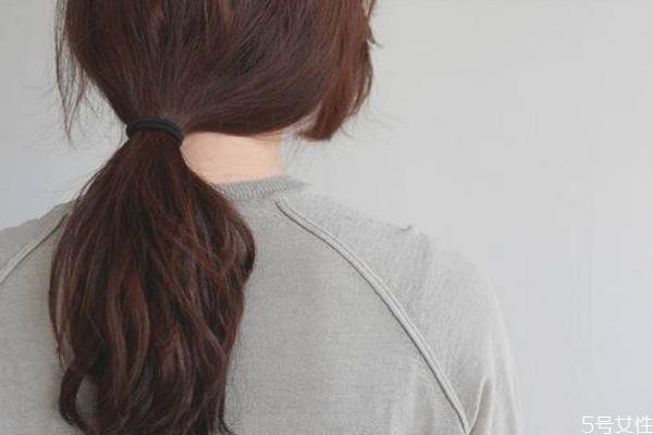 染发盖白发先染哪里 盖白发的打底染发技巧 染发盖白发先染哪里 盖白发的打底染发技巧