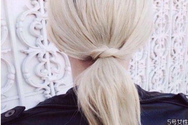 染发盖白发先染哪里 盖白发的打底染发技巧 染发盖白发先染哪里 盖白发的打底染发技巧