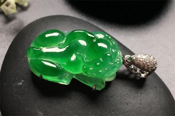 翡翠貔貅吊坠怎么佩戴 佩戴翡翠貔貅吊坠要开光吗 翡翠貔貅吊坠怎么佩戴 佩戴翡翠貔貅吊坠要开光吗