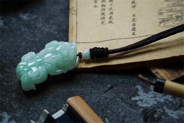 翡翠貔貅吊坠怎么佩戴 佩戴翡翠貔貅吊坠要开光吗 翡翠貔貅吊坠怎么佩戴 佩戴翡翠貔貅吊坠要开光吗