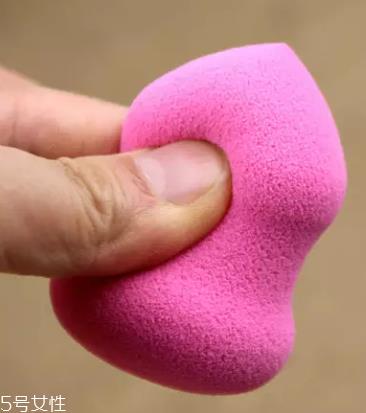 美妆蛋用前要沾湿吗?美妆蛋不能直接用 美妆蛋用前要沾湿吗?美妆蛋不能直接用