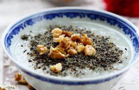 麦片可以和芝麻一起吃吗 芝麻麦片的吃法 麦片可以和芝麻一起吃吗 芝麻麦片的吃法