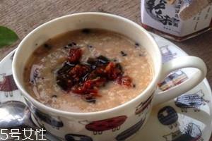 麦片可以和芝麻一起吃吗 芝麻麦片的吃法 麦片可以和芝麻一起吃吗 芝麻麦片的吃法