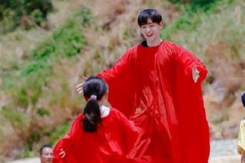 邓伦深情告白小山竹,小山竹回应了,而网友更关注嗯哼说的这句话