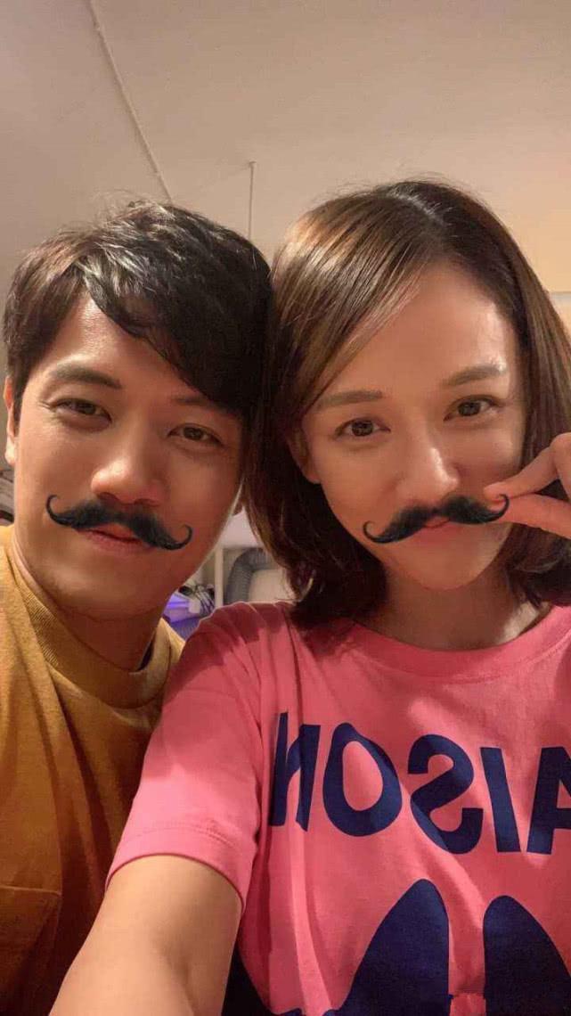 陈乔恩恋爱后首现身,用婴儿车推爱犬引众怒,指责:不该用婴儿车