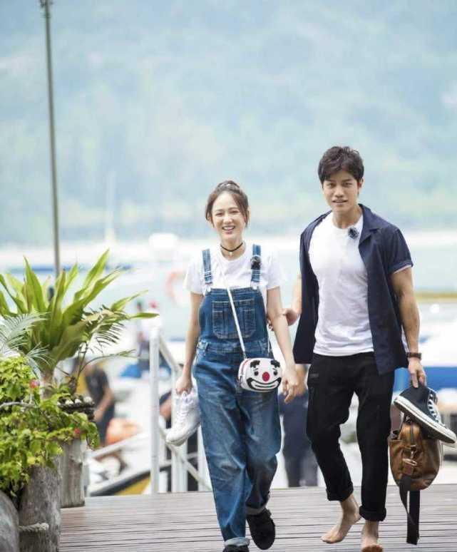 陈乔恩恋爱后首现身,用婴儿车推爱犬引众怒,指责:不该用婴儿车