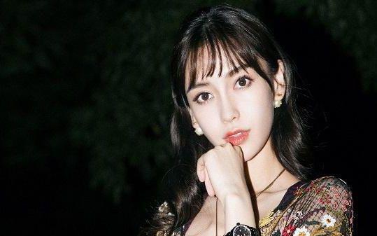 邓伦接受采访时，毫不吝啬对朱一龙和杨颖的赞美，情商高