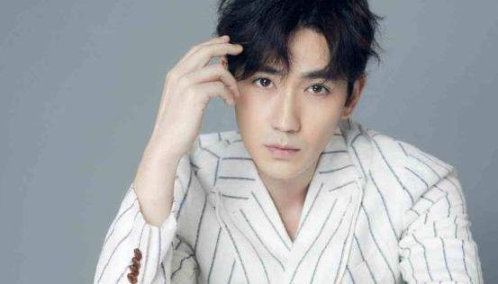 邓伦接受采访时，毫不吝啬对朱一龙和杨颖的赞美，情商高