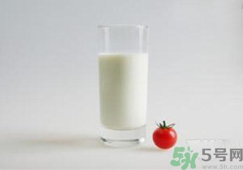 喝纯牛奶会上火吗?喝纯牛奶有什么坏处? 喝纯牛奶会上火吗?喝纯牛奶有什么坏处?