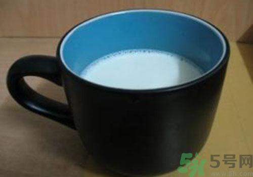 喝纯牛奶会上火吗?喝纯牛奶有什么坏处? 喝纯牛奶会上火吗?喝纯牛奶有什么坏处?