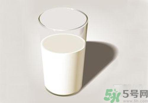 喝纯牛奶会上火吗?喝纯牛奶有什么坏处? 喝纯牛奶会上火吗?喝纯牛奶有什么坏处?