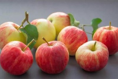 苹果削皮吃好还是不削皮吃好 苹果削皮后怎样才能不变色