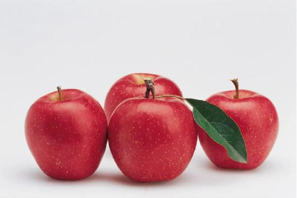 苹果削皮吃好还是不削皮吃好 苹果削皮后怎样才能不变色