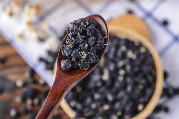 黑枸杞泡水喝会长胖吗 减肥可以喝黑枸杞水吗