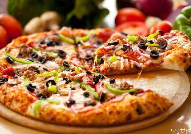 披萨和炸鸡哪个热量高 怎么吃披萨不发胖 披萨和炸鸡哪个热量高 怎么吃披萨不发胖