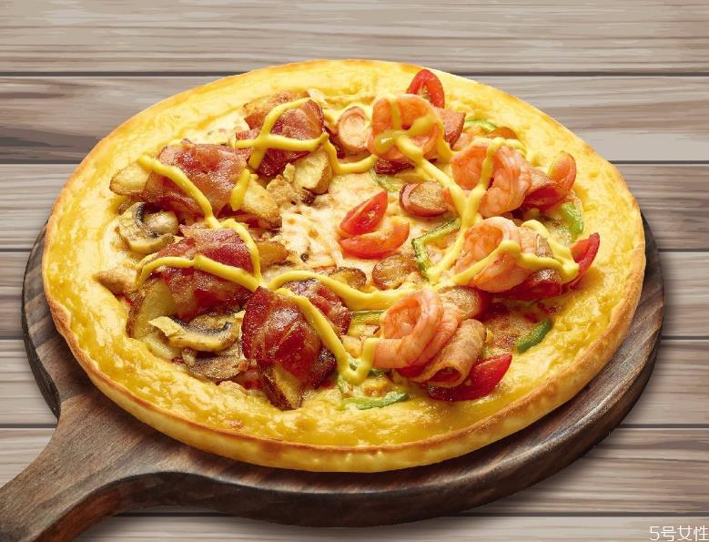 披萨和炸鸡哪个热量高 怎么吃披萨不发胖 披萨和炸鸡哪个热量高 怎么吃披萨不发胖