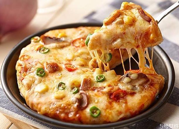 披萨和炸鸡哪个热量高 怎么吃披萨不发胖 披萨和炸鸡哪个热量高 怎么吃披萨不发胖