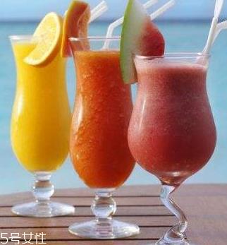 果汁和蔬菜汁的区别 果汁和蔬菜汁的营养价值一样吗