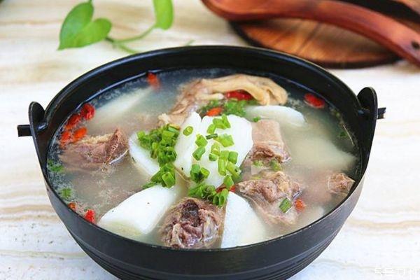 老鸭汤适合什么人群呢 喝老鸭汤有什么注意的呢 老鸭汤适合什么人群呢 喝老鸭汤有什么注意的呢