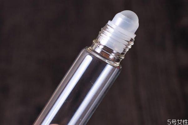 滚珠香水好还是喷雾好 滚珠香水的正确使用方法 滚珠香水好还是喷雾好 滚珠香水的正确使用方法