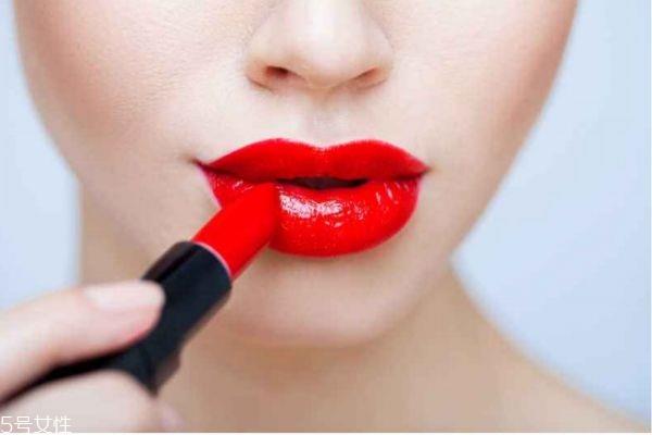 经常涂口红有什么危害 涂口红时的注意事项 经常涂口红有什么危害 涂口红时的注意事项