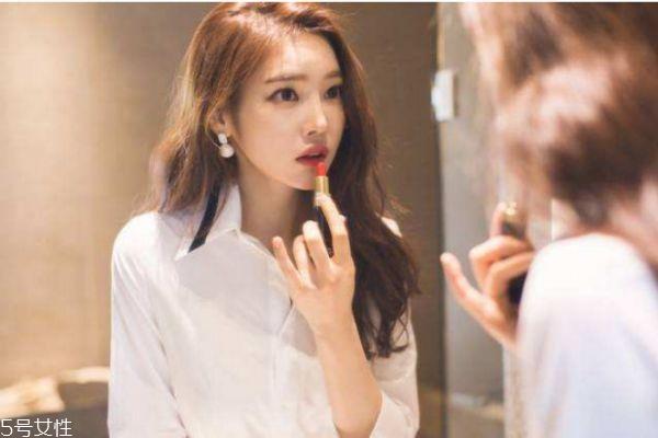 经常涂口红有什么危害 涂口红时的注意事项 经常涂口红有什么危害 涂口红时的注意事项