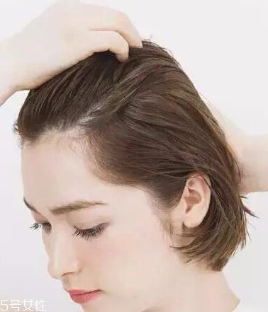 微湿发怎么弄好看 微湿发扎什么发型好 微湿发怎么弄好看 微湿发扎什么发型好