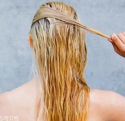 微湿发怎么弄好看 微湿发扎什么发型好 微湿发怎么弄好看 微湿发扎什么发型好