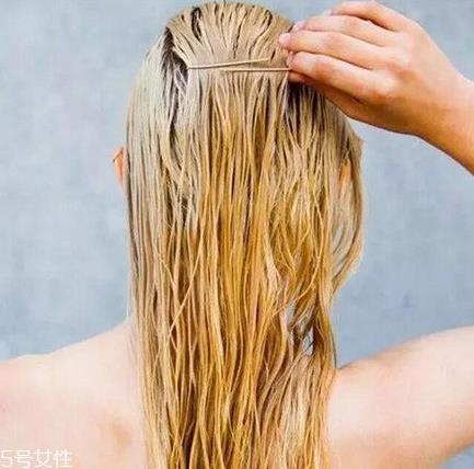 微湿发怎么弄好看 微湿发扎什么发型好 微湿发怎么弄好看 微湿发扎什么发型好