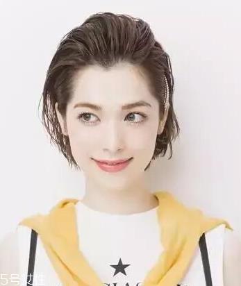 微湿发怎么弄好看 微湿发扎什么发型好 微湿发怎么弄好看 微湿发扎什么发型好