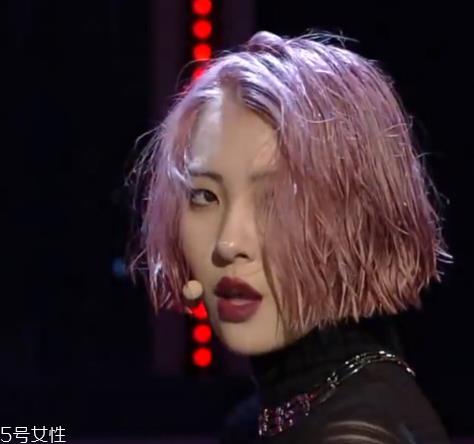 微湿发怎么弄好看 微湿发扎什么发型好 微湿发怎么弄好看 微湿发扎什么发型好