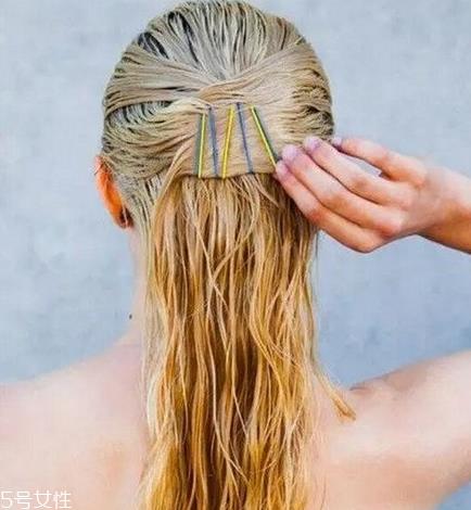 微湿发怎么弄好看 微湿发扎什么发型好 微湿发怎么弄好看 微湿发扎什么发型好