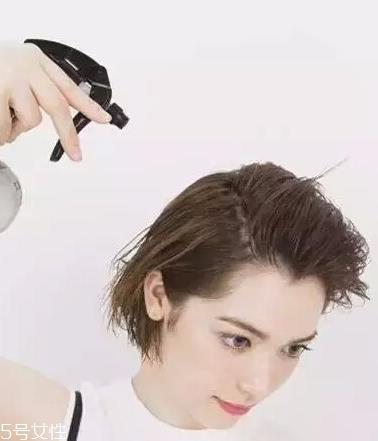 微湿发怎么弄好看 微湿发扎什么发型好 微湿发怎么弄好看 微湿发扎什么发型好