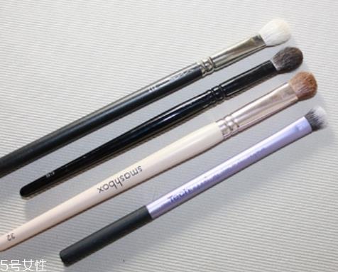 眼影刷动物毛和人造毛哪个好 都有各自的优点 眼影刷动物毛和人造毛哪个好 都有各自的优点